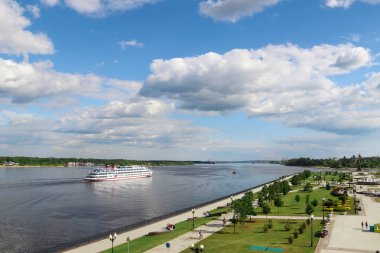 Yolcu gemisinde Volga Nehri yakınında Yaroslavl şehir Volga çıkabilir