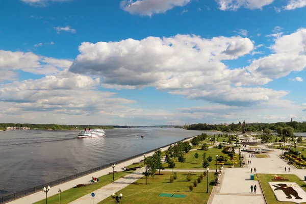 Navios Grandes Pequenos Rio Volga Perto Cuspo Yaroslavl Vista Aterro — Fotografia de Stock