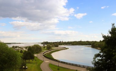 Yaroslavl Strelka 'sında parlak bir yaz günü Yaroslavl' da Volga ve Kotorosl seti üzerinde güzel bir peyzaj. Korovniki Tapınak Kompleksi