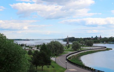 Yaroslavl Strelka 'sında parlak bir yaz günü Yaroslavl' da Volga ve Kotorosl seti üzerinde güzel bir peyzaj. Korovniki Tapınak Kompleksi