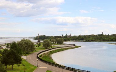 Yaroslavl Strelka 'sında parlak bir yaz günü Yaroslavl' da Volga ve Kotorosl seti üzerinde güzel bir peyzaj. Korovniki Tapınak Kompleksi