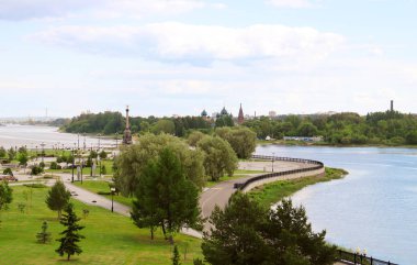 Yaroslavl Strelka 'sında parlak bir yaz günü Yaroslavl' da Volga ve Kotorosl seti üzerinde güzel bir peyzaj. Korovniki Tapınak Kompleksi