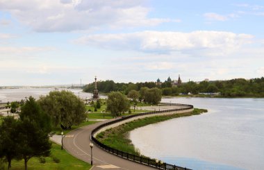 Yaroslavl Strelka 'sında parlak bir yaz günü Yaroslavl' da Volga ve Kotorosl seti üzerinde güzel bir peyzaj. Korovniki Tapınak Kompleksi
