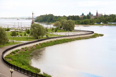 Yaroslavl Strelka 'sında parlak bir yaz günü Yaroslavl' da Volga ve Kotorosl seti üzerinde güzel bir peyzaj. Korovniki Tapınak Kompleksi