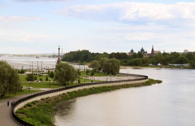 Yaroslavl Strelka 'sında parlak bir yaz günü Yaroslavl' da Volga ve Kotorosl seti üzerinde güzel bir peyzaj. Korovniki Tapınak Kompleksi