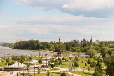 Yaroslavl Strelka 'sında parlak bir yaz günü Yaroslavl' da Volga ve Kotorosl seti üzerinde güzel bir peyzaj. Korovniki Tapınak Kompleksi