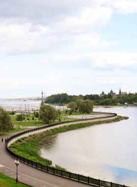 Yaroslavl Strelka 'sında parlak bir yaz günü Yaroslavl' da Volga ve Kotorosl seti üzerinde güzel bir peyzaj. Korovniki Tapınak Kompleksi