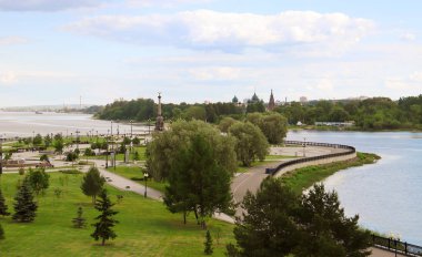 Yaroslavl Strelka 'sında parlak bir yaz günü Yaroslavl' da Volga ve Kotorosl seti üzerinde güzel bir peyzaj. Korovniki Tapınak Kompleksi