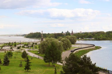 Yaroslavl Strelka 'sında parlak bir yaz günü Yaroslavl' da Volga ve Kotorosl seti üzerinde güzel bir peyzaj. Korovniki Tapınak Kompleksi