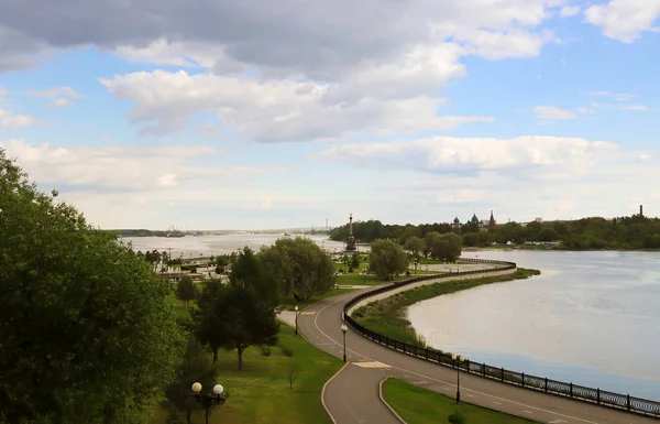 Brillante Día Verano Strelka Yaroslavl Hermoso Paisaje Del Parque Terraplén — Foto de Stock