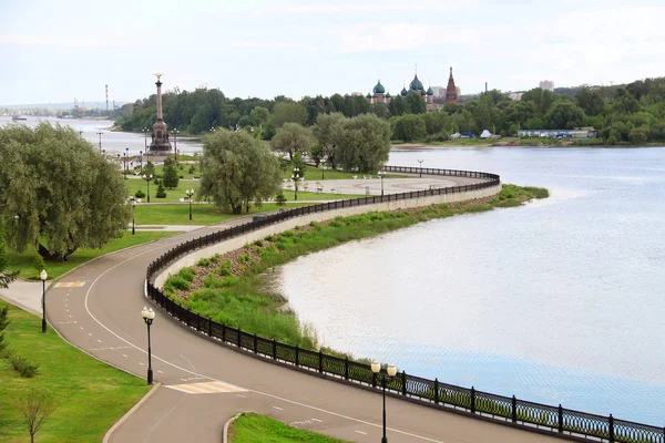 Ljus Sommardag Strelka Yaroslavl Vacker Landskapsarkitektur Parken Vallen Volga Och — Stockfoto