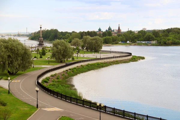 Yaroslavl Strelka 'sında parlak bir yaz günü Yaroslavl' da Volga ve Kotorosl seti üzerinde güzel bir peyzaj. Korovniki Tapınak Kompleksi