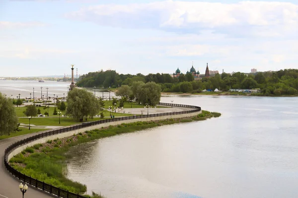 Brillante Día Verano Strelka Yaroslavl Hermoso Paisaje Del Parque Terraplén — Foto de Stock