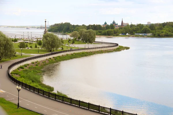 Brillante Día Verano Strelka Yaroslavl Hermoso Paisaje Del Parque Terraplén — Foto de Stock