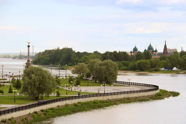 Yaroslavl Strelka 'sında parlak bir yaz günü Yaroslavl' da Volga ve Kotorosl seti üzerinde güzel bir peyzaj. Korovniki Tapınak Kompleksi