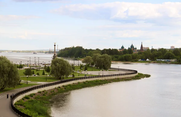 Yaroslavl Strelka 'sında parlak bir yaz günü Yaroslavl' da Volga ve Kotorosl seti üzerinde güzel bir peyzaj. Korovniki Tapınak Kompleksi