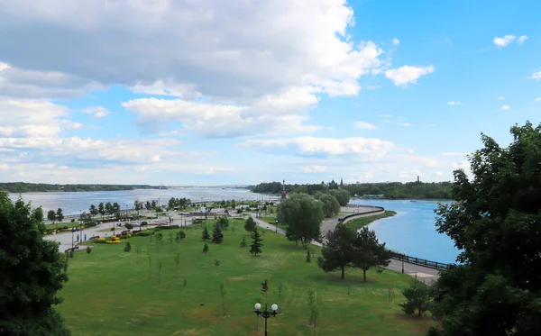 Yaroslavl Strelka 'sında parlak bir yaz günü Yaroslavl' da Volga ve Kotorosl seti üzerinde güzel bir peyzaj. Korovniki Tapınak Kompleksi