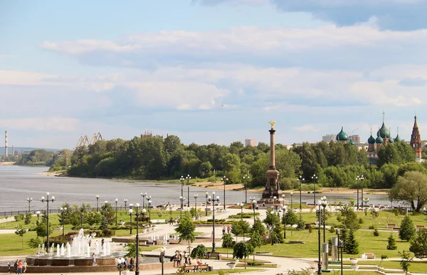 Brillante Día Verano Strelka Yaroslavl Hermoso Paisaje Del Parque Terraplén —  Fotos de Stock