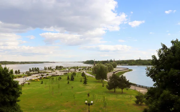 明媚的夏日 雅罗斯拉夫尔的斯特雷尔卡公园 雅罗斯拉夫尔的伏尔加河和科托罗塞尔河的堤岸上美丽的园林景观 Korovniki圣殿建筑群 — 图库照片