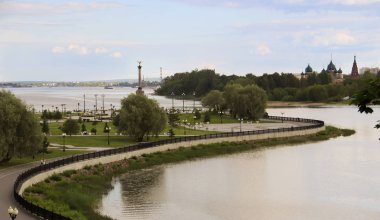 Yaroslavl Strelka 'sında parlak bir yaz günü Yaroslavl' da Volga ve Kotorosl seti üzerinde güzel bir peyzaj. Korovniki Tapınak Kompleksi