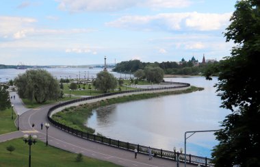 Yaroslavl Strelka 'sında parlak bir yaz günü Yaroslavl' da Volga ve Kotorosl seti üzerinde güzel bir peyzaj. Korovniki Tapınak Kompleksi