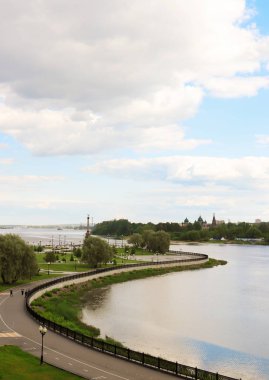 Yaroslavl Strelka 'sında parlak bir yaz günü Yaroslavl' da Volga ve Kotorosl seti üzerinde güzel bir peyzaj. Korovniki Tapınak Kompleksi