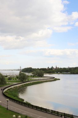 Yaroslavl; seyahat; Altın; Yüzük; Rusya; setin; ağaçlar; gökyüzü; mavi; yaz; geçmiş; gün; güzel; yeşil; Park; Panorama; ufuk; Tapınak; karmaşık; Cowsheds; Korovniki; Zlatoust; Kilise; Shore; yeşil; tarihi; sevk et; kubbeleri; Çan Kulesi; çapraz