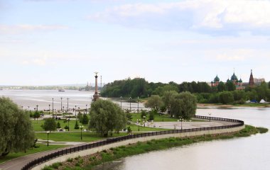 Yaroslavl Strelka 'sında parlak bir yaz günü Yaroslavl' da Volga ve Kotorosl seti üzerinde güzel bir peyzaj. Korovniki Tapınak Kompleksi
