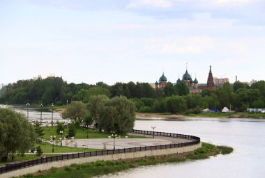 Yaroslavl Strelka 'sında parlak bir yaz günü Yaroslavl' da Volga ve Kotorosl seti üzerinde güzel bir peyzaj. Korovniki Tapınak Kompleksi