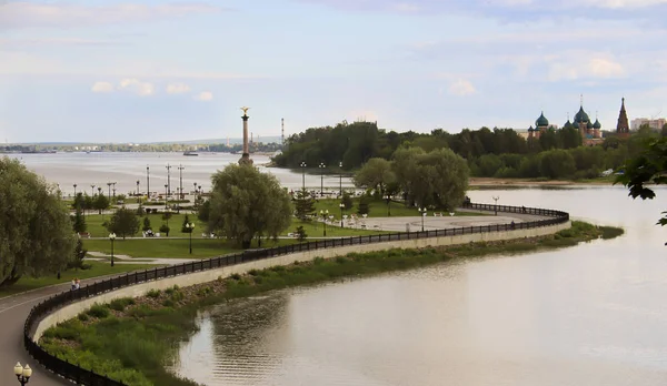 Yaroslavl Strelka 'sında parlak bir yaz günü Yaroslavl' da Volga ve Kotorosl seti üzerinde güzel bir peyzaj. Korovniki Tapınak Kompleksi