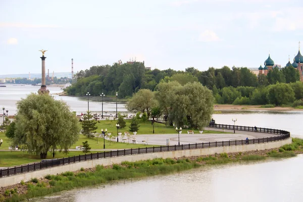 Yaroslavl Strelka 'sında parlak bir yaz günü Yaroslavl' da Volga ve Kotorosl seti üzerinde güzel bir peyzaj. Korovniki Tapınak Kompleksi