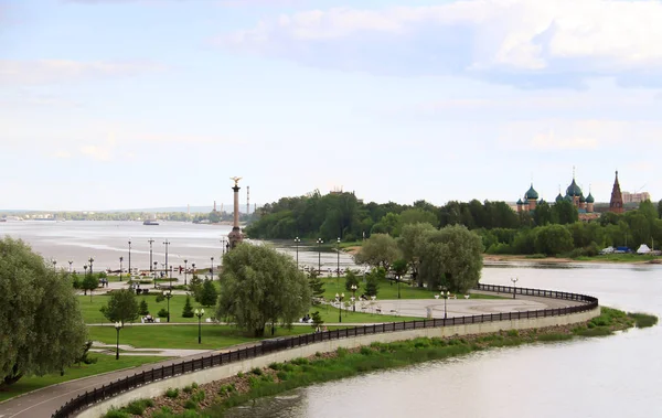 Yaroslavl Strelka 'sında parlak bir yaz günü Yaroslavl' da Volga ve Kotorosl seti üzerinde güzel bir peyzaj. Korovniki Tapınak Kompleksi