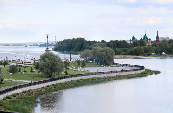 Yaroslavl Strelka 'sında parlak bir yaz günü Yaroslavl' da Volga ve Kotorosl seti üzerinde güzel bir peyzaj. Korovniki Tapınak Kompleksi