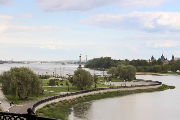 Yaroslavl Strelka 'sında parlak bir yaz günü Yaroslavl' da Volga ve Kotorosl seti üzerinde güzel bir peyzaj. Korovniki Tapınak Kompleksi
