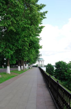 Yaz günü. Volga seti Yaroslavl 'ın incisidir. Oka park et.