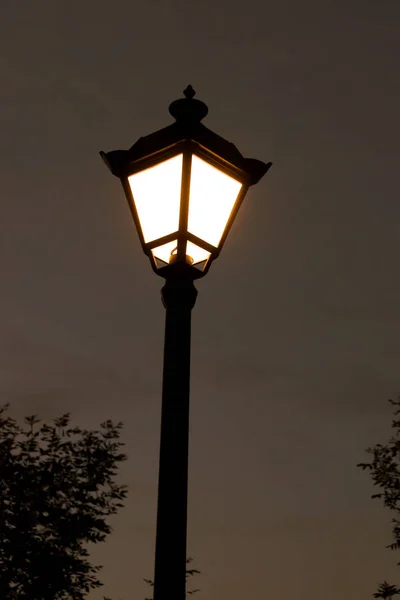 Silhouet Van Een Lantaarn Het Licht Van Zonsondergang Millennium Park — Stockfoto
