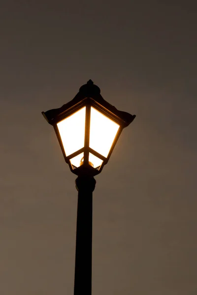 Silhouet Van Een Lantaarn Het Licht Van Zonsondergang Millennium Park — Stockfoto