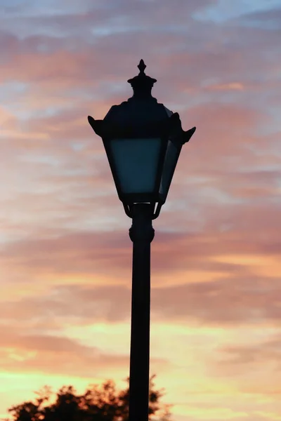 Silhouet Van Een Lantaarn Het Licht Van Zonsondergang Millennium Park — Stockfoto