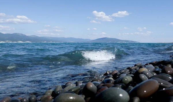Novorossiysk kahraman-şehri. Tsemess Bay. Sucuk tükürmek. Parlak çakıl plaj. Novorossiysk kahraman-şehri. Tsemess Bay. Sucuk tükürmek. Parlak çakıl plaj.