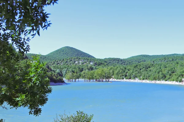 Jezioro Sukko Regionie Krasnodar Rosja Zobacz Unikalne Cyprysów Zalesione Zbocza — Zdjęcie stockowe