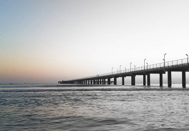 Deniz iskelesi günbatımı '. Anapa, Dzhemete. Güzel günbatımı gökyüzü degrade. Siyah ve beyaz renkli bir görüntü aktarmak etkisi