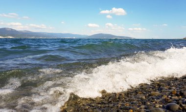        Kahraman Şehir Novorossiysk. Tsemess Körfezi. Sujuk tükürdü. Kumsalda parlak çakıl taşları.                        
