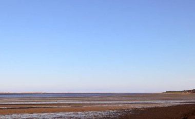 Severodvinsk 'teki Yagry adasında sonbahar günü. Beyaz deniz kıyısında. Deniz gelgiti. geniş gelgit bandı. Beyaz Deniz 'de alçak akıntıya sahip. Balık ağı.