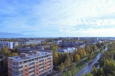 Arkhangelsk. Üstten görünüm. Sunny sonbahar günü. Ekim. Huş ağaçları altın dekorasyon gri şehir olarak