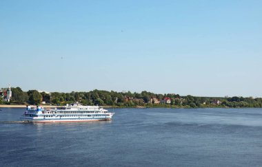 Yaroslavl Tükürüğü yakınlarındaki Volga Nehri 'nde bir gemi. Volga nehir setinden görüntü