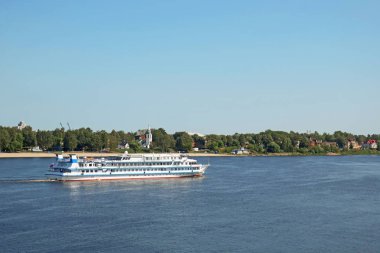 Yaroslavl Tükürüğü yakınlarındaki Volga Nehri 'nde bir gemi. Volga nehir setinden görüntü