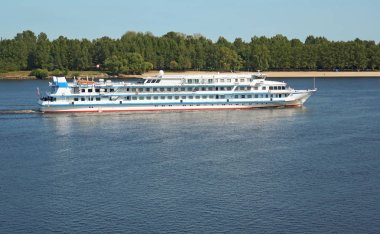 Yaroslavl Tükürüğü yakınlarındaki Volga Nehri 'nde bir gemi. Volga nehir setinden görüntü