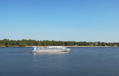 Yaroslavl Tükürüğü yakınlarındaki Volga Nehri 'nde bir gemi. Volga nehir setinden görüntü