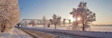 Arkhangelsk. Güneşli kış günü. Ocak. Demiryolu Köprüsü kuzey Dvina Nehri. Dünya baskül Demiryolu Köprüsü kuzey