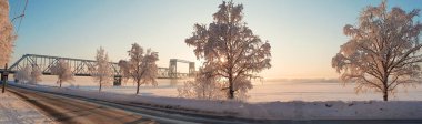 Arkhangelsk. Güneşli kış günü. Ocak. Demiryolu Köprüsü kuzey Dvina Nehri. Dünya baskül Demiryolu Köprüsü kuzey